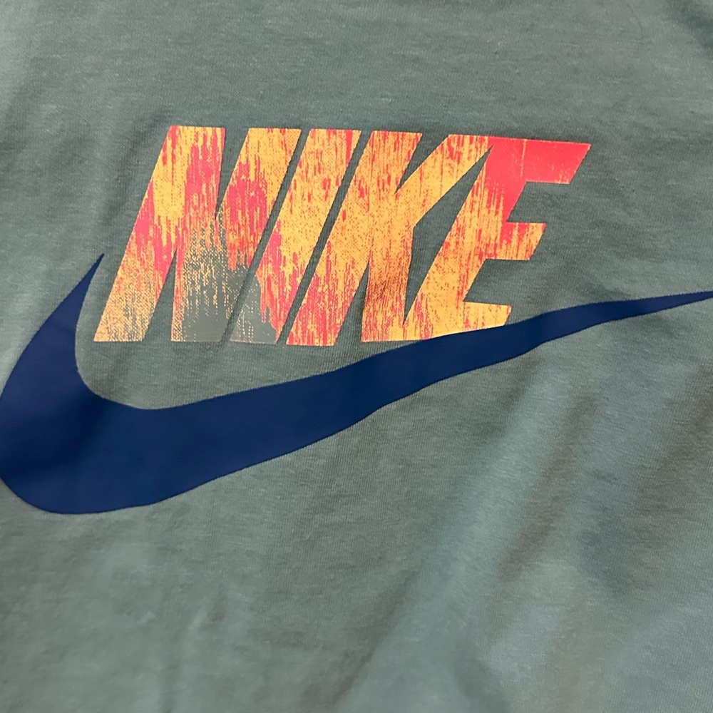Nike T-shirt - Picture 2 of 4